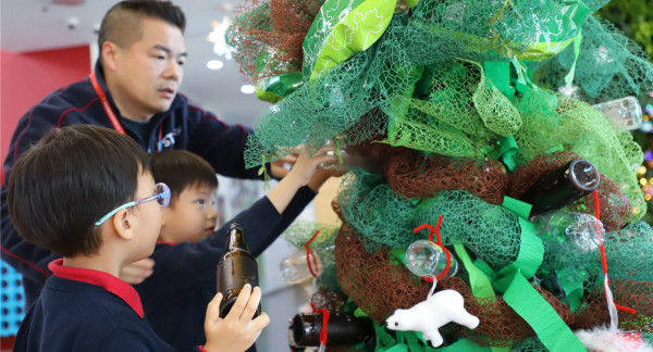 董老师带领学前部学生制作环保圣诞树